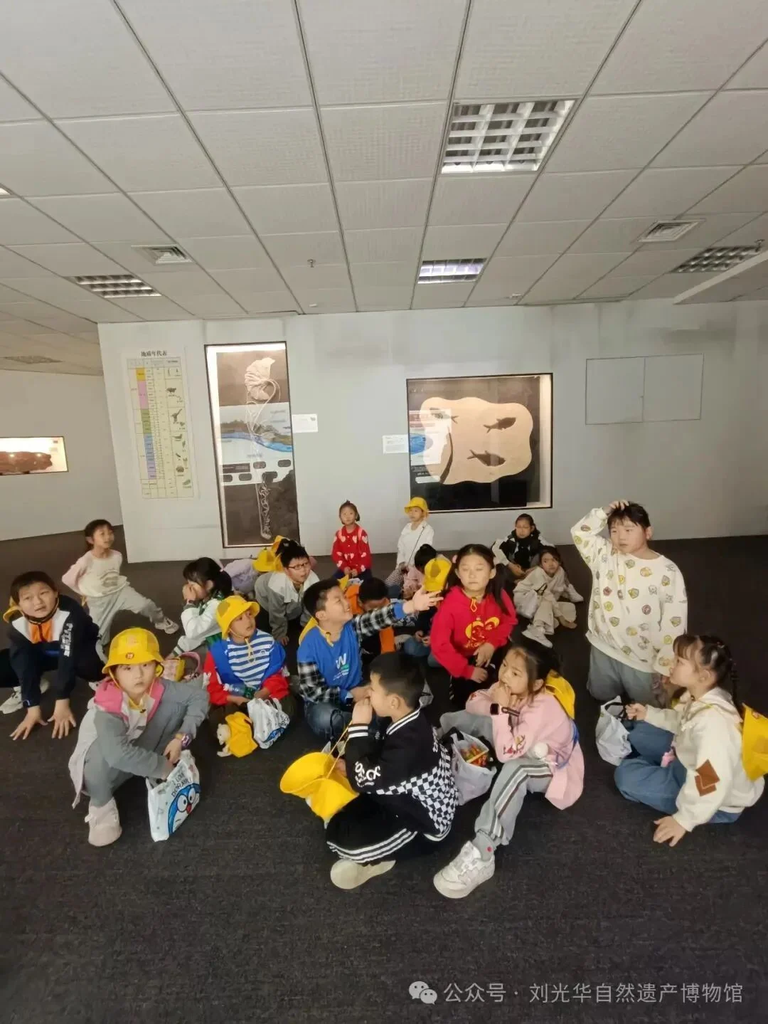 孩子第一次在显微镜下观察矿物
