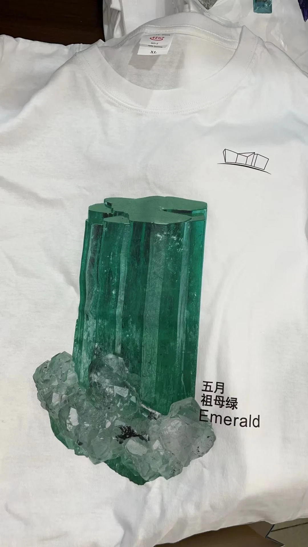 绿色柱状矿物标本